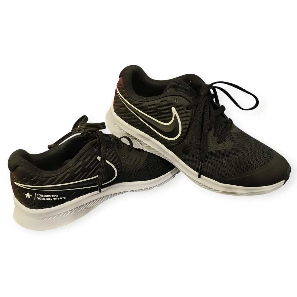 Size 4 Y Nike Running Shoes Boys Nike Sneakers Like New!! - Picture 3 of 6